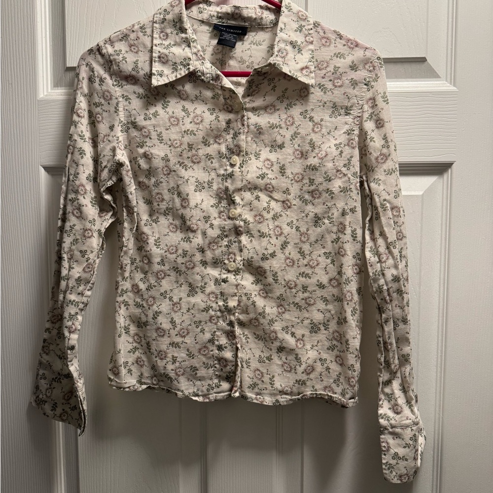💙💙The Limited Floral Button-Up Shirt